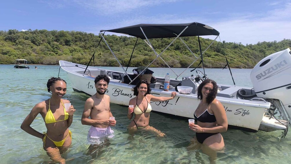 Small group boat excursions to the islets and the white seabed of Robert François 1