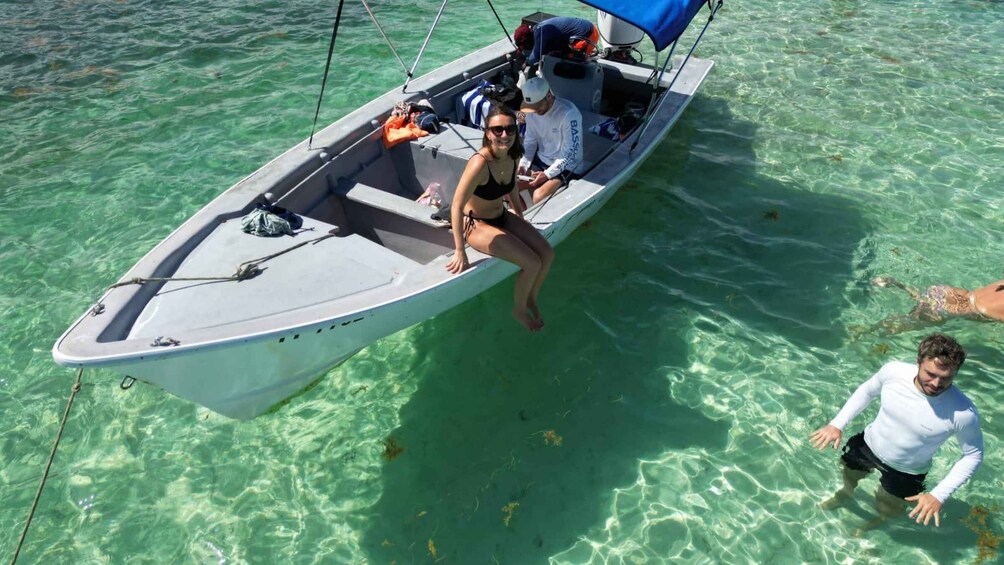 Small group boat excursions to the islets and the white seabed of Robert François 1
