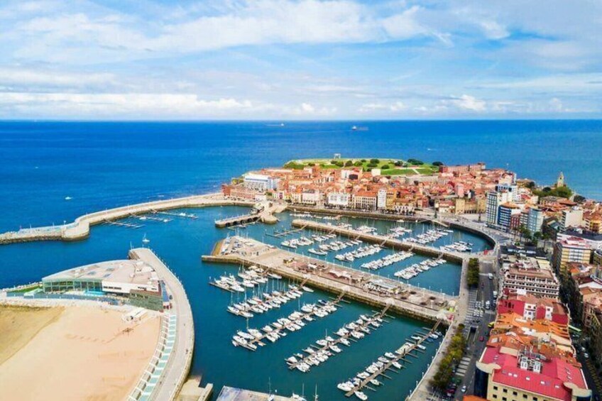 Gijón Private 2 Hour Intro City Walk with Local Guide 4