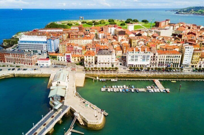 Gijón Private 2 Hour Intro City Walk with Local Guide 2