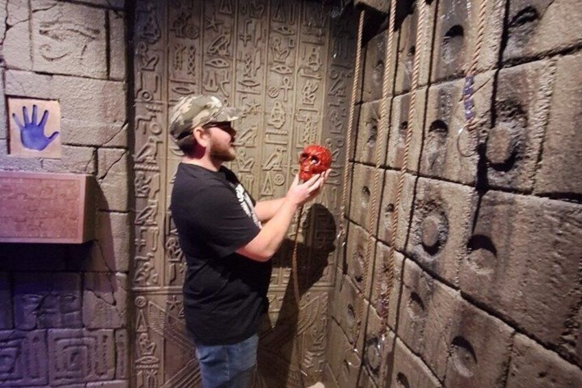 Una persona observando jeroglíficos en una pared de piedra. 2