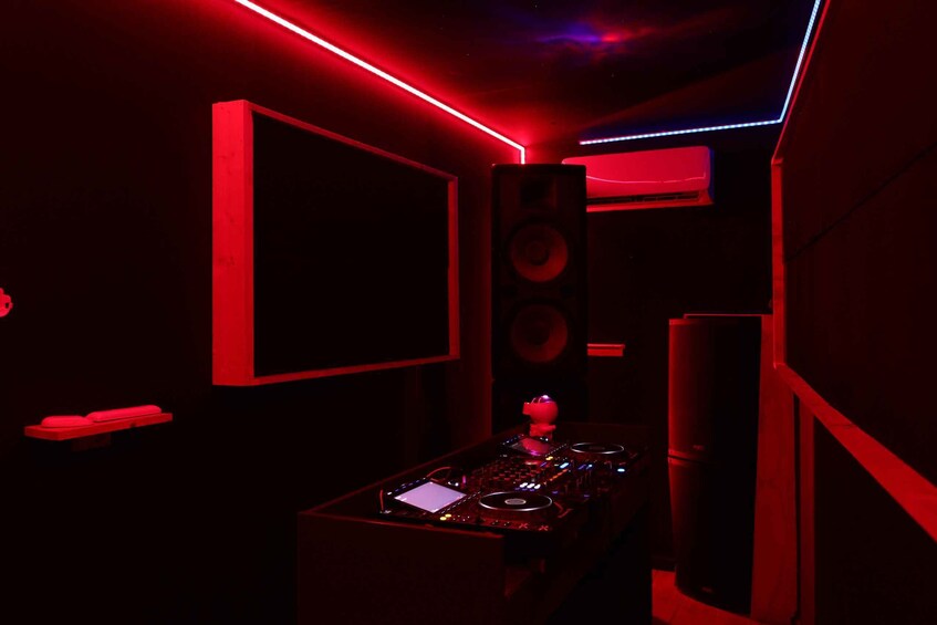 Picture 2 for Activity Ibiza: Private Pre-Party in DJ Booth + 2 Club Tickets 2