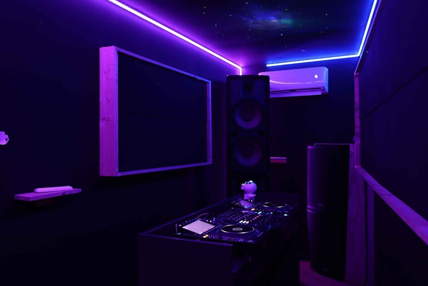 Picture 3 for Activity Ibiza: Private Pre-Party in DJ Booth + 2 Club Tickets 4