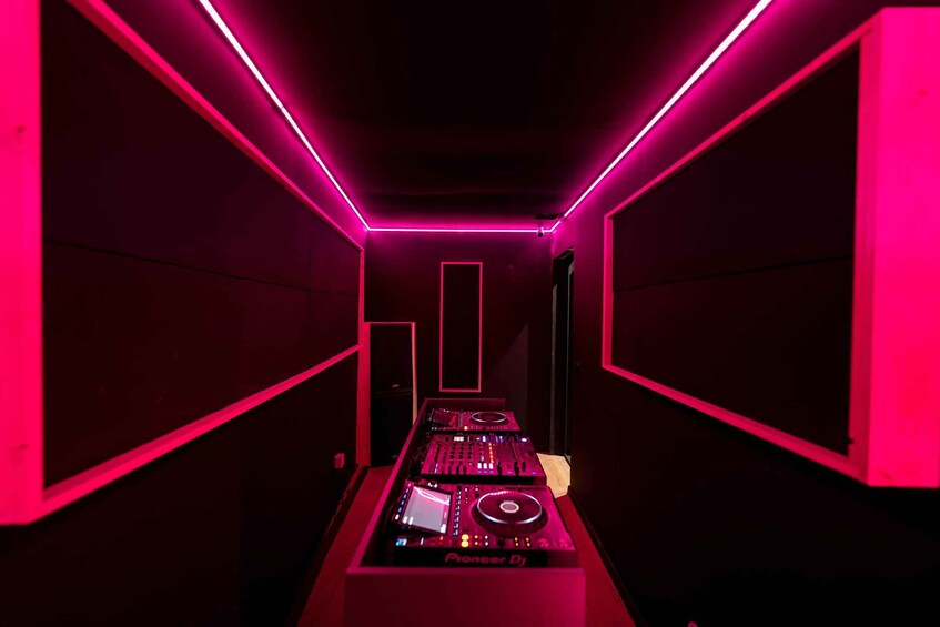 Ibiza: Private Pre-Party in DJ Booth + 2 Club Tickets 1