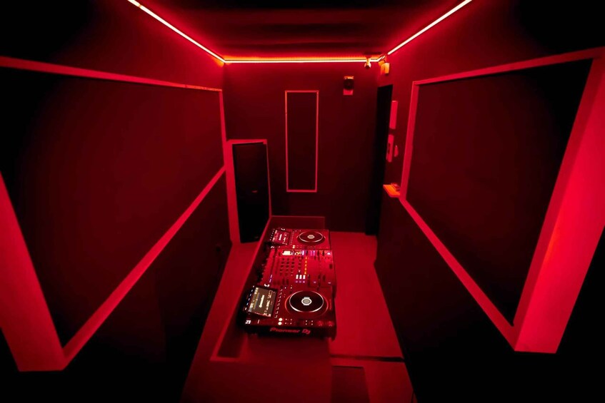 Picture 1 for Activity Ibiza: Private Pre-Party in DJ Booth + 2 Club Tickets 3