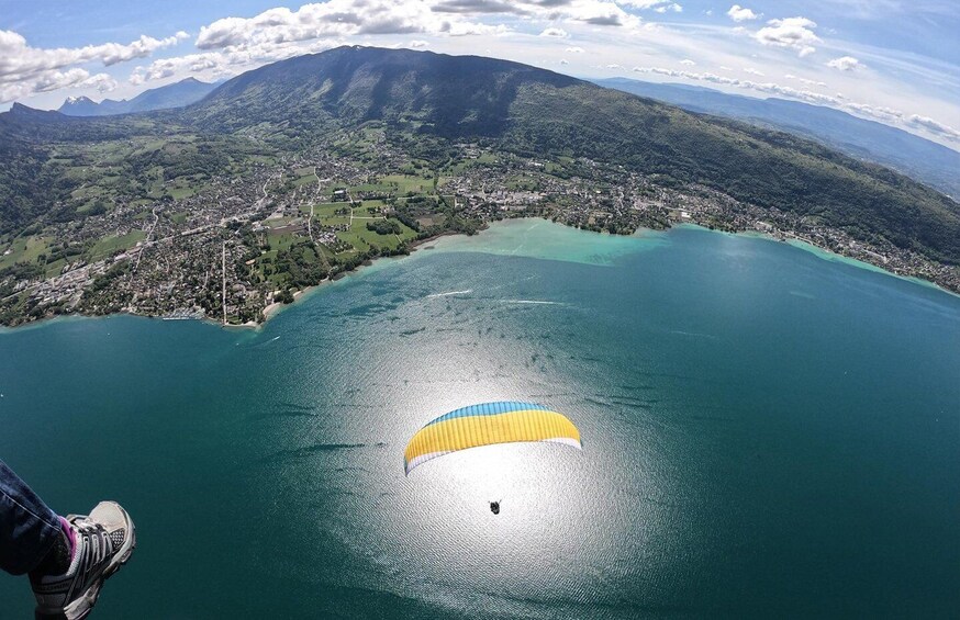 Annecy: Thermal paragliding flight over the lake 1