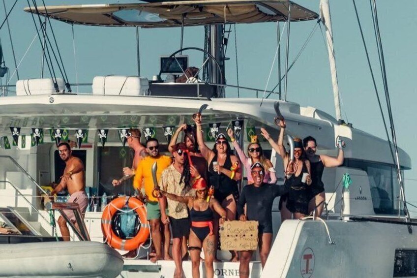 Un groupe de personnes se trouve sur un bateau, muni d’une bouée de sauvetage et d’un panneau sur lequel on peut lire « RUSSIE ». 4
