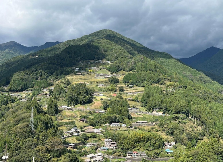 Un paisaje montañoso con un pueblo ubicado entre las colinas. 5
