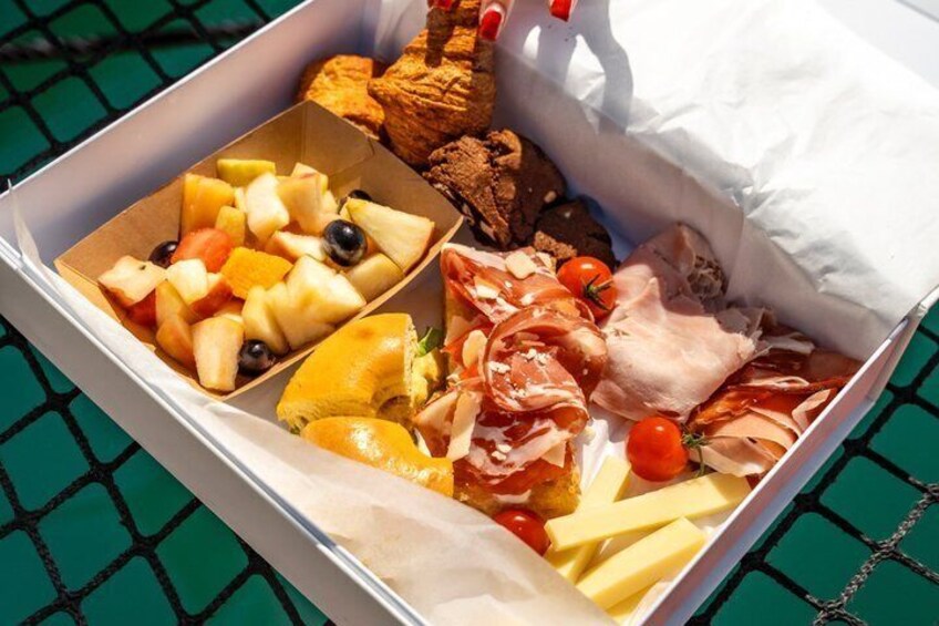 Brunch at sea with live DJ on board the catamaran Lucile 4