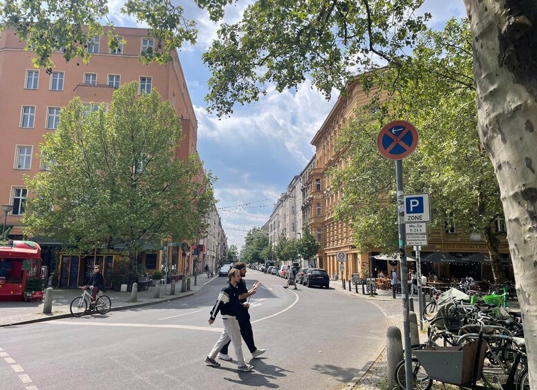 Picture 4 for Activity Berlin: Kebab Tour & Berlin Wall, including Gourmet kebab & delicious desserts 4
