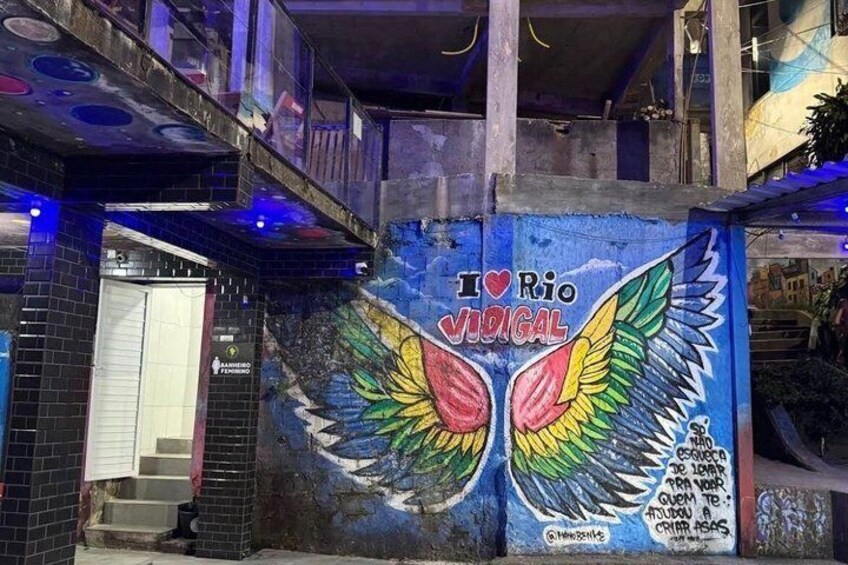 A mural with 'I ♥ Rio Vidigal' and a winged heart design. 5