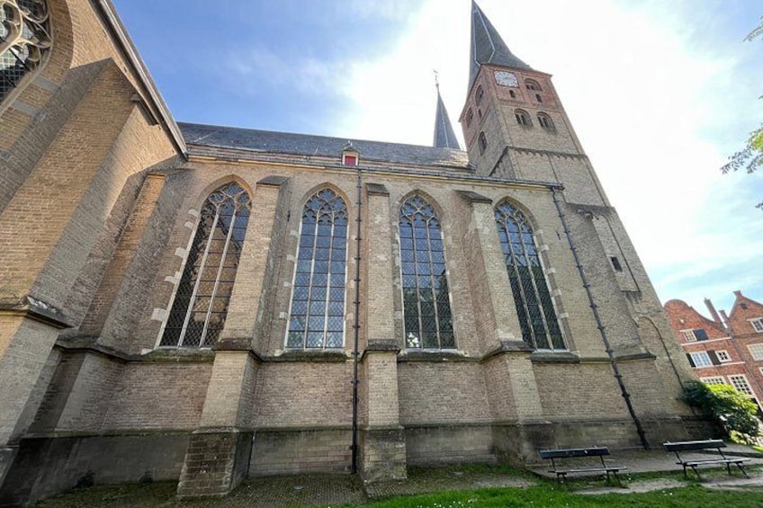 En historisk kirke med høje, spidse spir og store, buede vinduer. 1