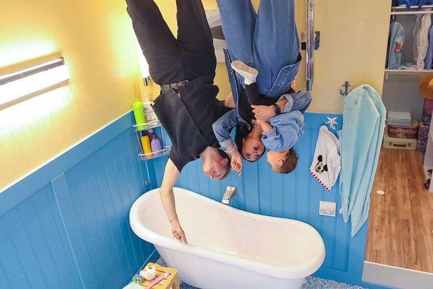 Una persona che fa la verticale in una vasca da bagno. 3
