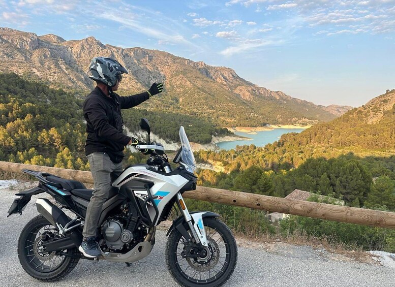 Una persona en moto frente a un paisaje montañoso. 2