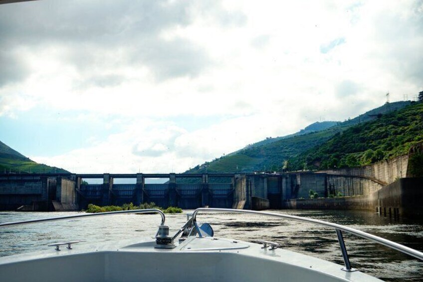 3H Pinhão to Régua Douro Cruise with Lock Wine and Tapas 3