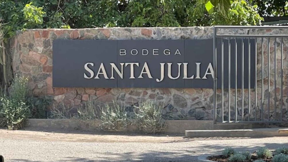 Een stenen muur met de aanduiding 'BODEGA SANTA JULIA'. 3