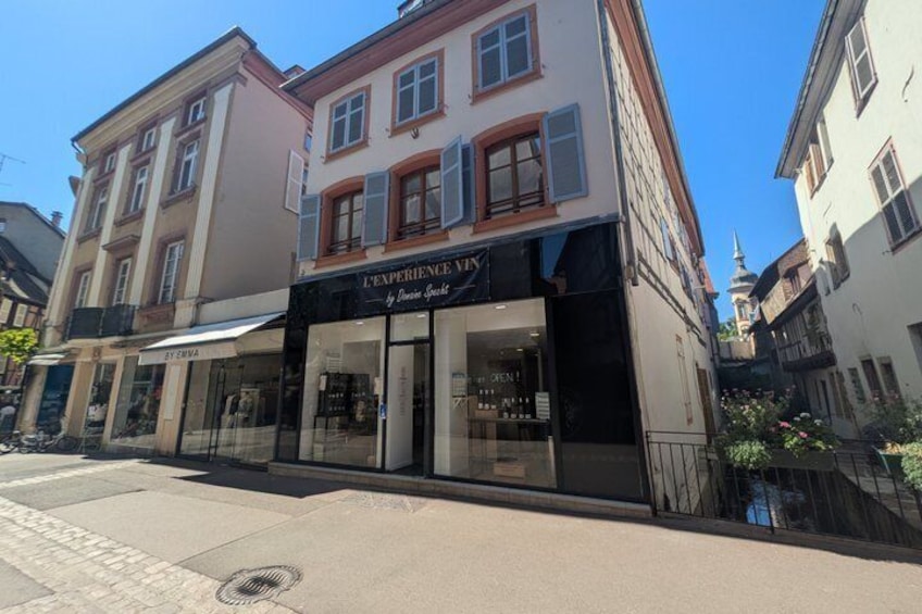 En gade med bygninger, heriblandt en butik med skiltet 'L'EXPERIENCE VFX'. 5