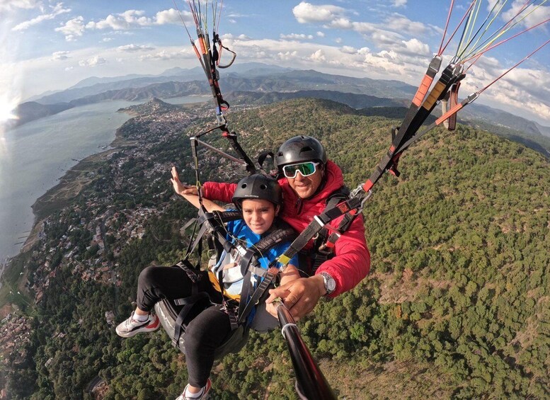 Spectacular Paragliding Flight in Valle de Bravo with an Instructor 1