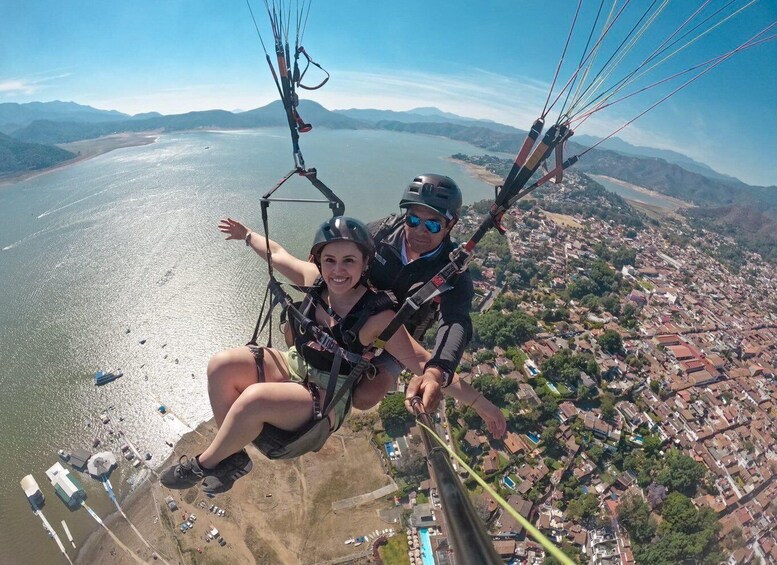 Picture 2 for Activity Spectacular Paragliding Flight in Valle de Bravo with an Instructor 3