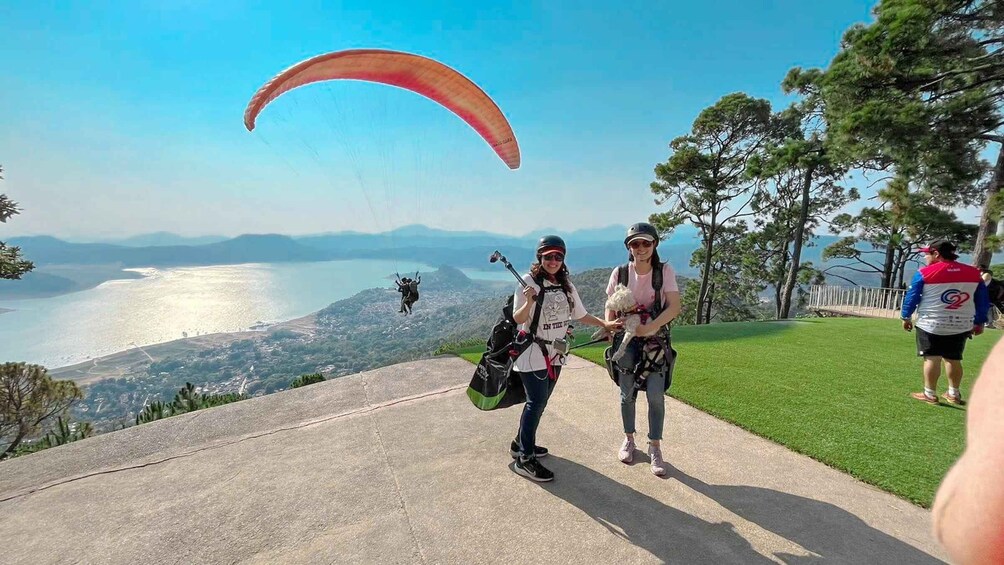 Picture 3 for Activity Spectacular Paragliding Flight in Valle de Bravo with an Instructor 2