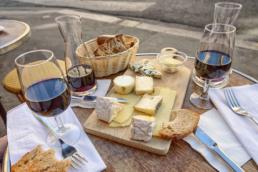 Guided visit of Montmartre in Spanish with cheese and wine tasting 1