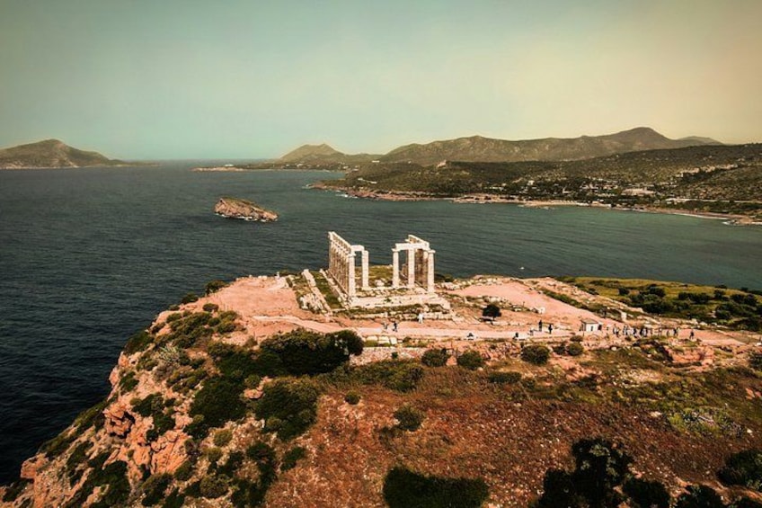 Un site archéologique situé sur la côte, avec des ruines et une vue dégagée sur la mer. 2