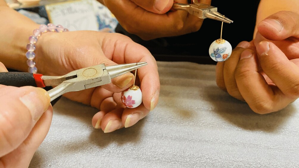 Arita: Porcelain Bead Accessory-Making Workshop(1–3 Pax) 1