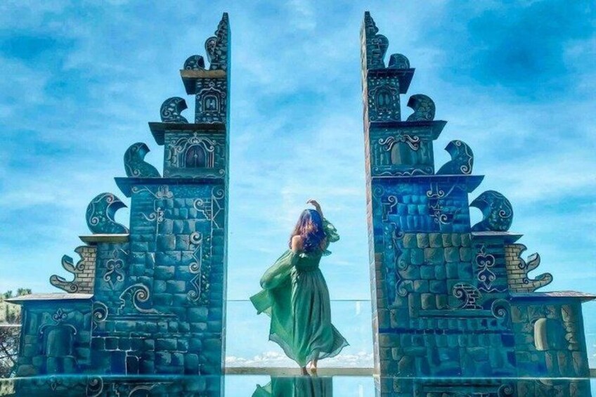 Una persona con vestido verde de pie entre dos puertas ricamente decoradas. 2