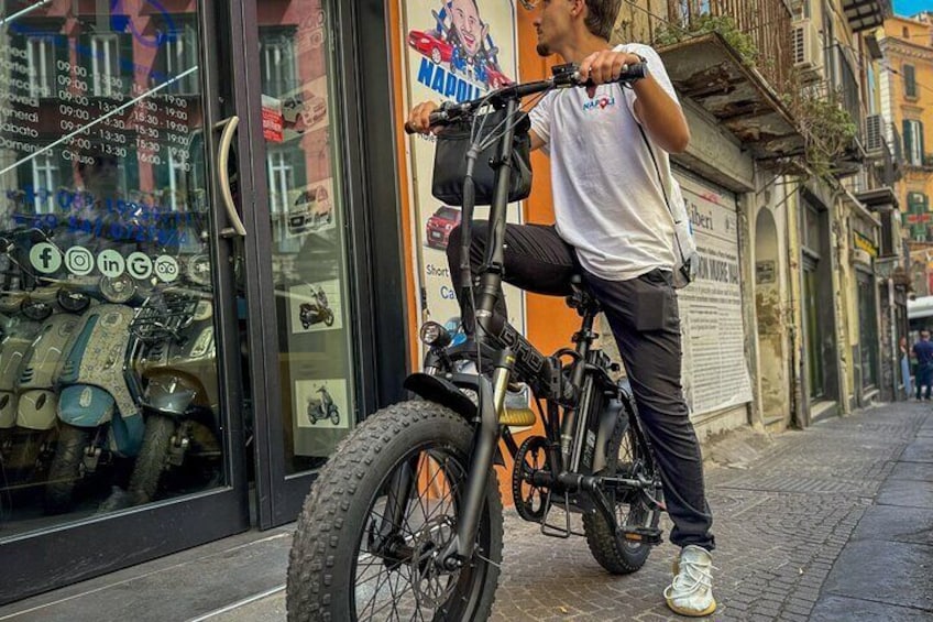 Naples by E-Bike : Secret Corners, Coastal Views ,Stories & Graffa 4