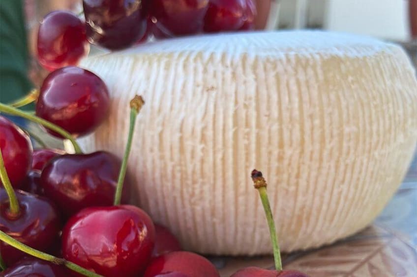 Ein Käse mit Kirschen darum. 4