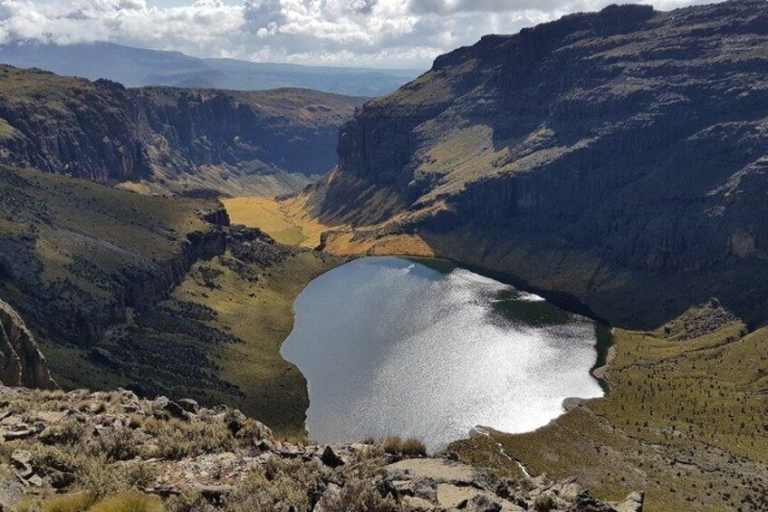 A lake surrounded by steep cliffs. 5