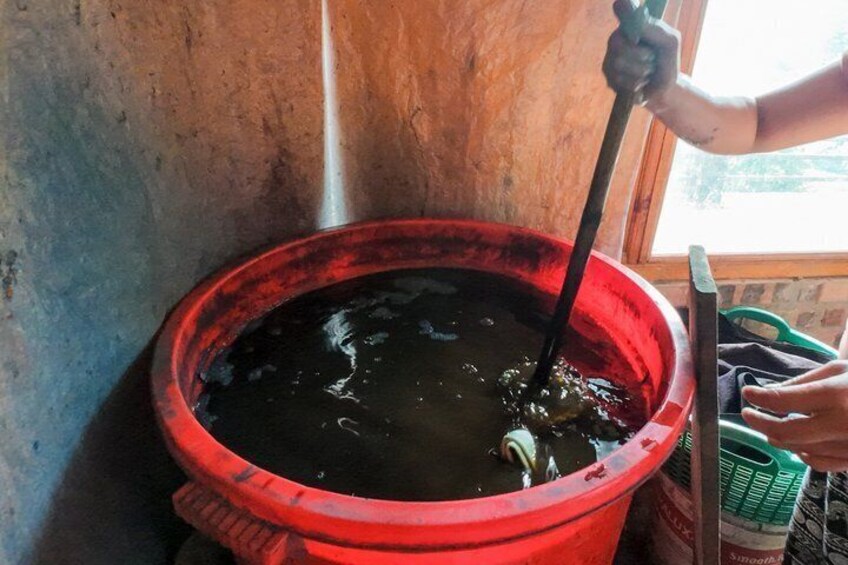 Sapa Town Indigo Dyeing Workshop with Local H'Mong Artisan 5