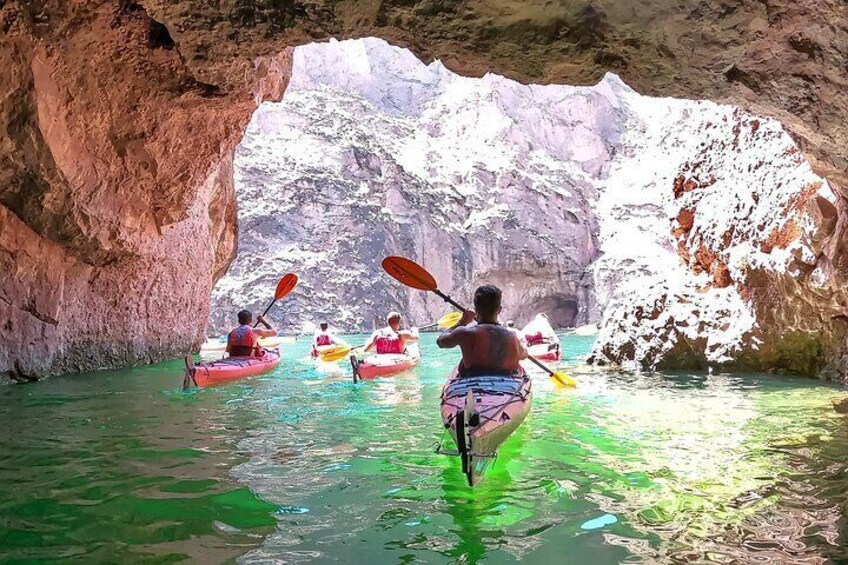 Des personnes pratiquent le kayak dans un canyon étroit aux parois rocheuses. 1