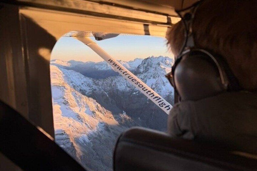 A person with headphones, a mountain landscape, and a website URL. 1