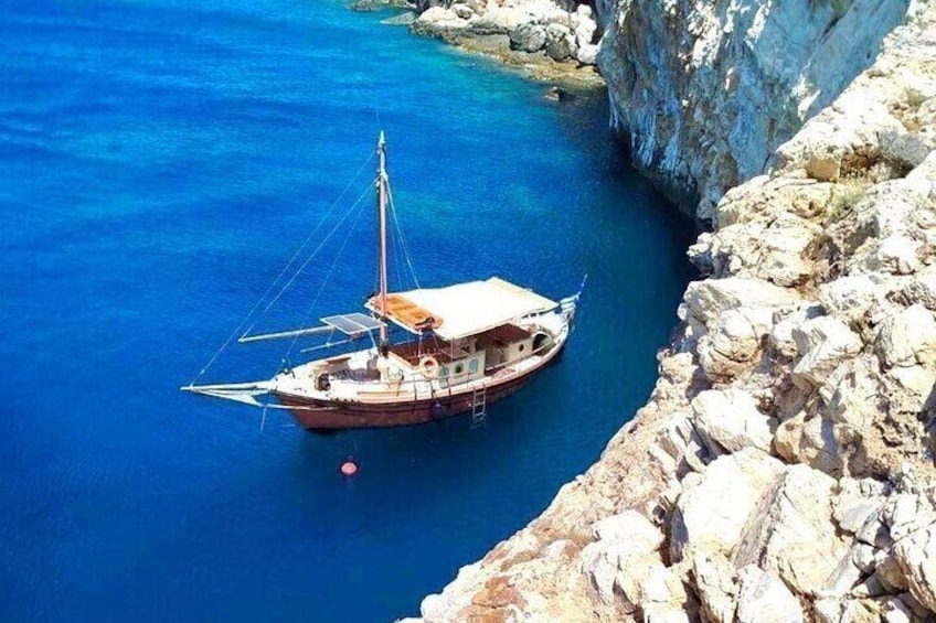 Boat Trip to the Pirate Cave & Blue Lagoon 3