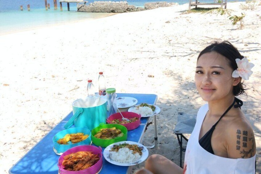Lombok Explore 4 Gilis kondo and Lunch Grill Seafood Gili Bidara 2