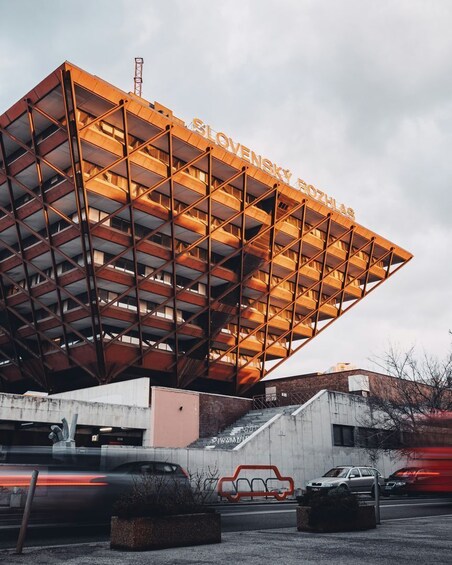 Un edificio moderno con una gran estructura iluminada y el nombre 'SLOVENSKY FOFHLAS' en la parte superior. 4