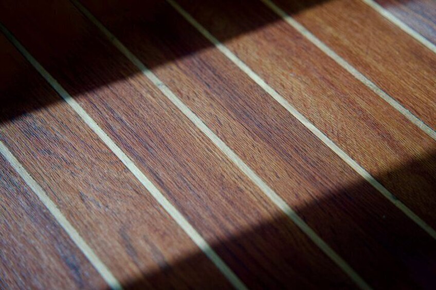 A wooden surface with parallel lines. 3