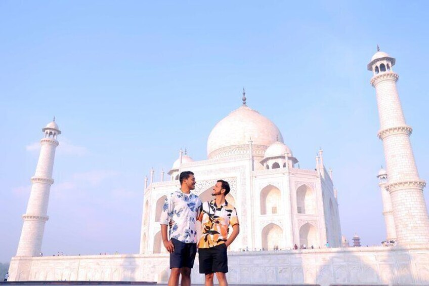 A couple standing in front of the Taj Mahal. 1