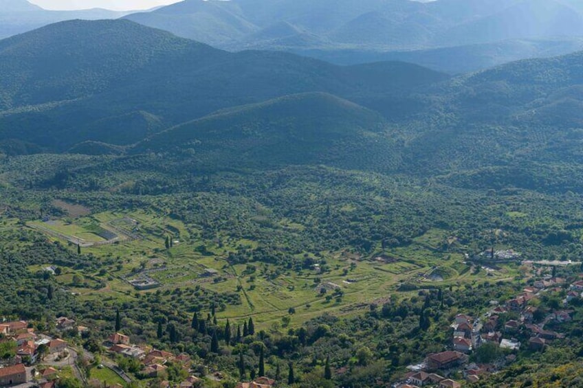 Messene from Above – A Sacred City in the Embrace of Mountains
From this vantage point, the ancient city unfolds like a timeless map. 3