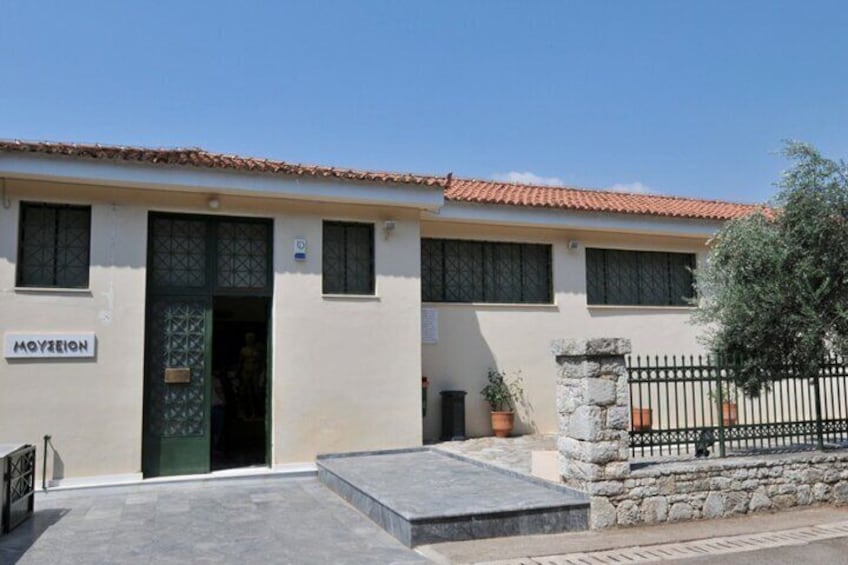 Museum of Ancient Messene – Holding the Soul of a City
Behind this modest façade lies a world of marble gods, sacred inscriptions, and timeless fragments that bring Ancient Messene to life. 5