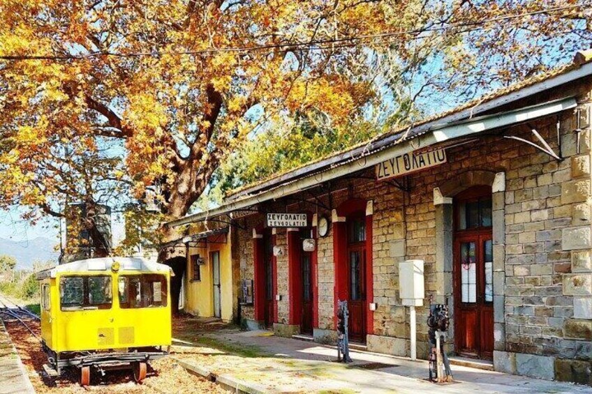 Zevgolatio Station – A Sweet & Savory Stop in Time
Step into this timeless village for a delicious local lunch at a traditional taverna, followed by a tasting of the region’s beloved pasteli. 2