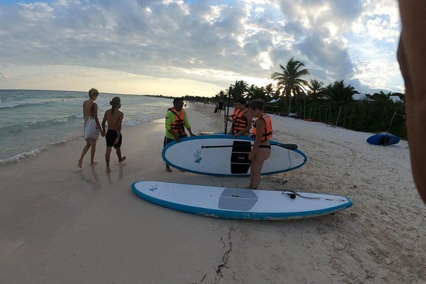 Una playa con gente y tablas de surf. 3