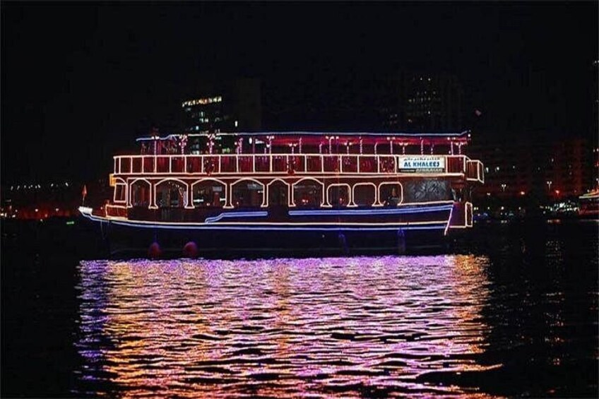 Un bateau fluvial aux couleurs vives, doté de plusieurs ponts et portant une enseigne indiquant « Al Khalis ». 4