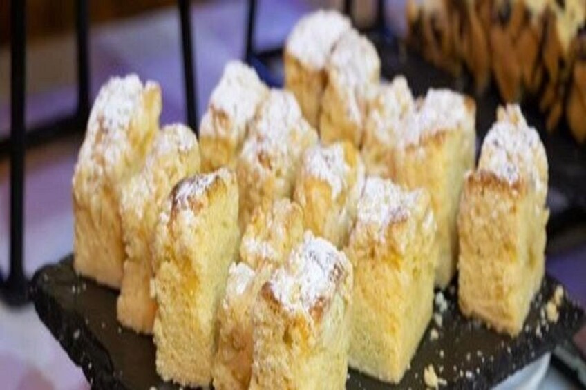 Une plaque de pâtisseries feuilletées saupoudrées de sucre glace. 3