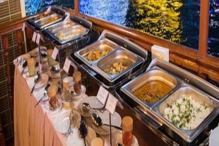 Un buffet proposant une variété de plats et de récipients. 2