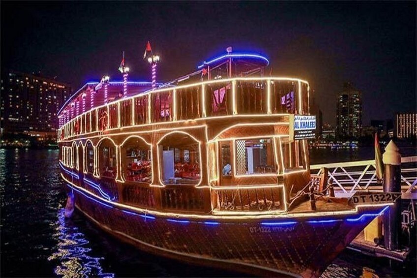 Un bateau aux couleurs vives, portant une enseigne sur laquelle on pouvait lire « AL HAMALEE », était amarré à un quai. 1