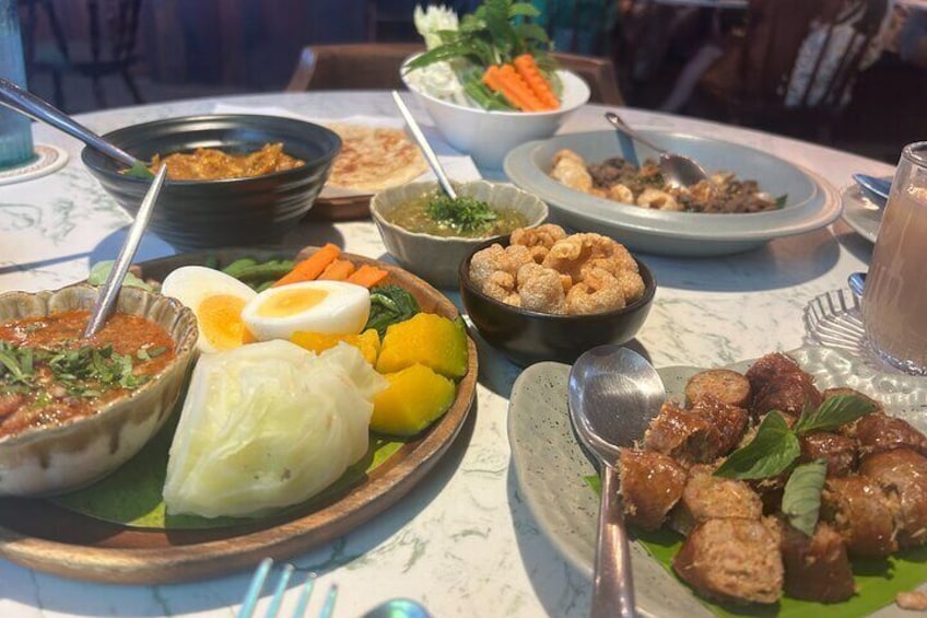 Old Town Chiang Mai Food Tour with 10+ Local Dishes Tastings 3