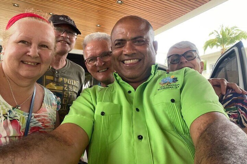 Familia que viaja segura con nosotros disfrutando de la belleza de Puerto Plata 2