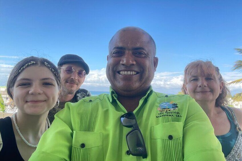 Familia que viaja segura con nosotros disfrutando de la belleza de Puerto Plata 5
